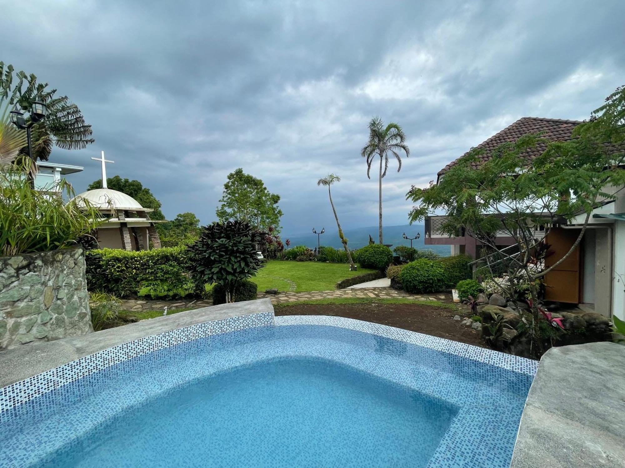 The Lakeview Suites Tagaytay City Exterior foto